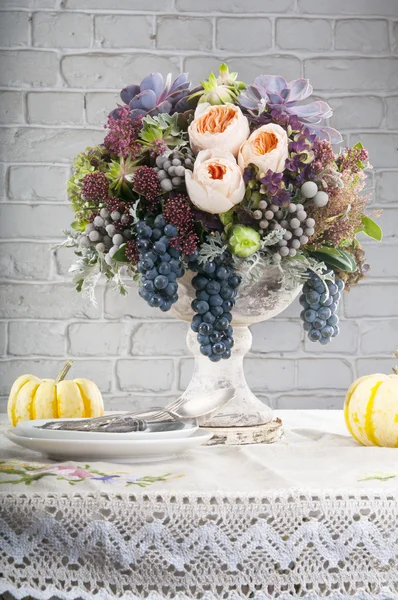 花の装飾を持つテーブルの設定 — ストック写真