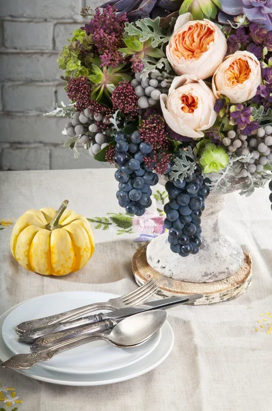 Table setting with flowers decoration — Stock Photo, Image