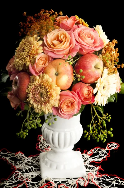 Bouquet autunnale con mela in vaso — Foto Stock