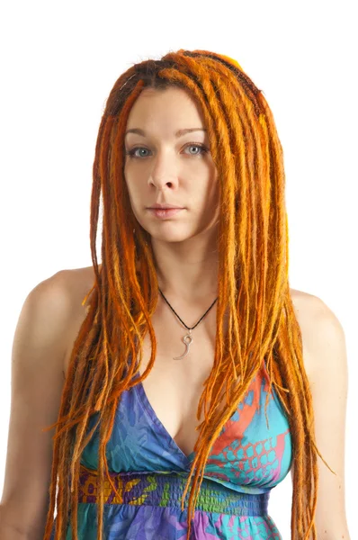 Vacker flicka med rött dreadlocks — Stockfoto