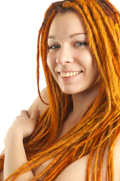 Vacker flicka med rött dreadlocks — Stockfoto