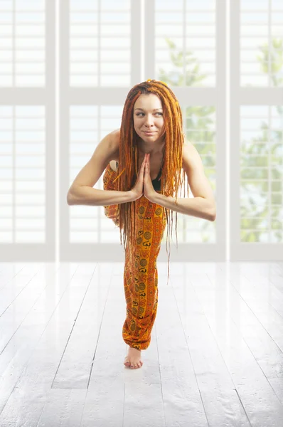 Mooi meisje in yoga pose. — Stockfoto