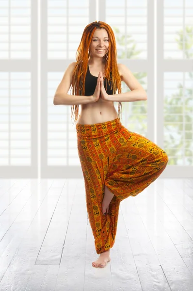 Beautiful young girl in yoga pose. — Stock Photo, Image