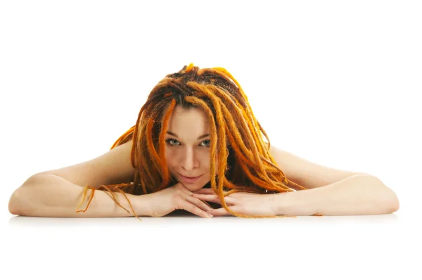 Mooi meisje met rode dreadlocks — Stockfoto