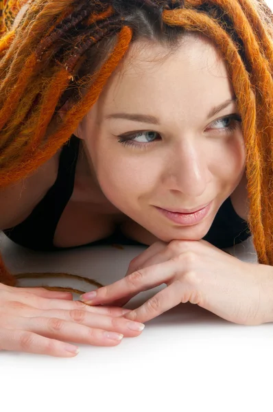 Bella ragazza con dreadlocks rosso — Foto Stock