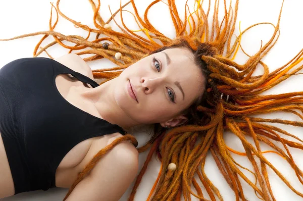 Vacker flicka med rött dreadlocks — Stockfoto