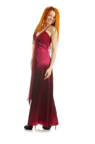 Ένα όμορφο κόκκινο μαλλιά γυναίκας με κόκκινο φόρεμα — Φωτογραφία Αρχείου