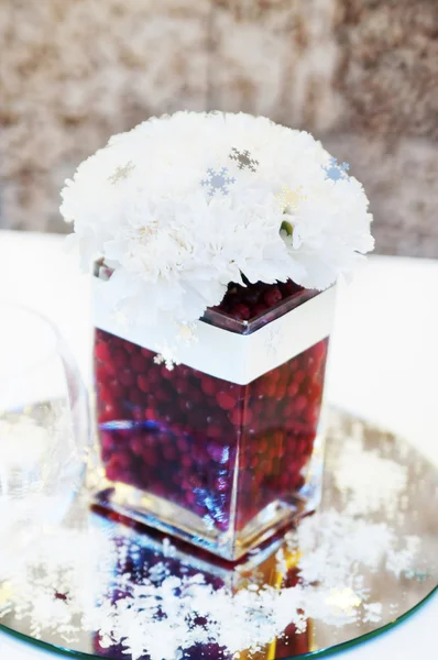 Διακόσμηση με λουλούδια στο τραπέζι γάμου με κίοσκια — Φωτογραφία Αρχείου