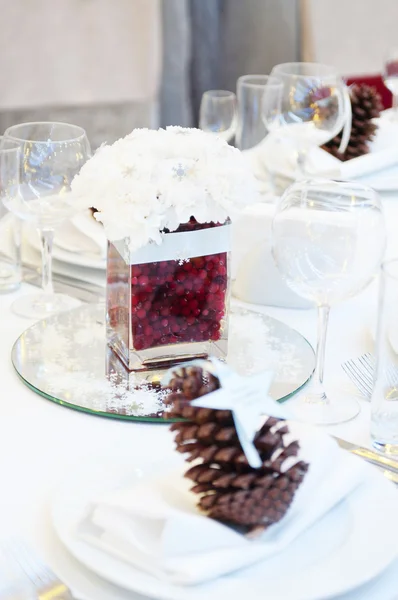 Decoratie met bloemen op bruiloft tafel — Stockfoto