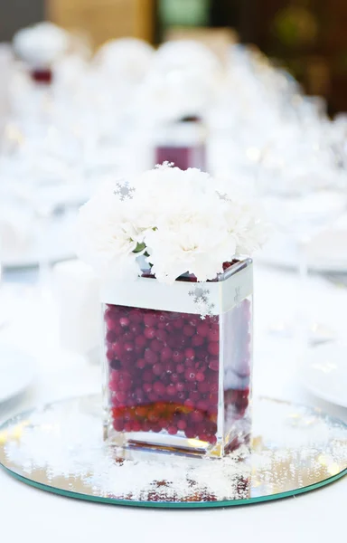Διακόσμηση με λουλούδια στο τραπέζι γάμου με κίοσκια — Φωτογραφία Αρχείου