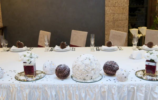 Decoração com flores na mesa de casamento — Fotografia de Stock