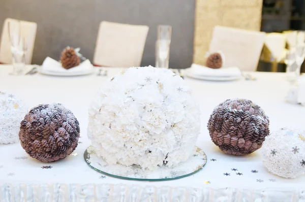 Decoration with flowers on wedding table — Stock Photo, Image