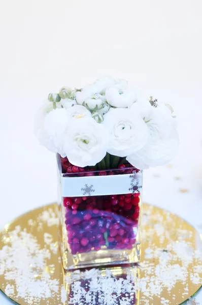 Decoratie met bloemen op bruiloft tafel — Stockfoto