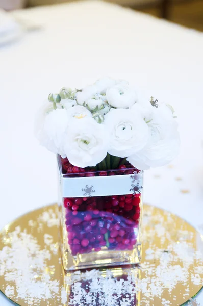 Decoratie met bloemen op bruiloft tafel — Stockfoto