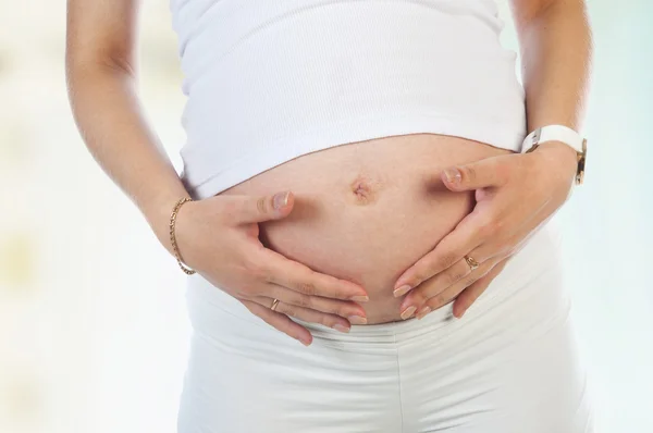 Mulher grávida segurando sua barriga — Fotografia de Stock