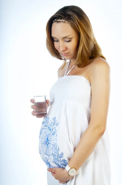 Mulher grávida com um copo de água — Fotografia de Stock