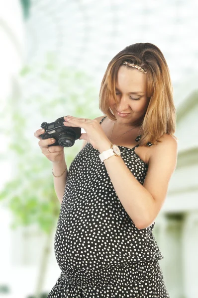 Femme enceinte avec appareil photo — Photo