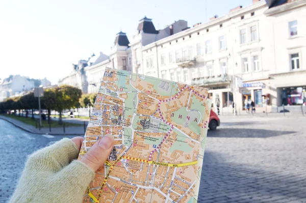 Mapa de Lviv en una mano chica, Lviv, Ucrania — Foto de Stock