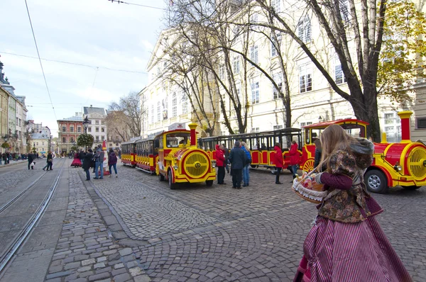 LVIV, UCRANIA, 3 de noviembre de 2012: tranvía turístico en la plaza Rynok, el 3 de noviembre de 2012, en Lviv, Ucrania — Foto de Stock