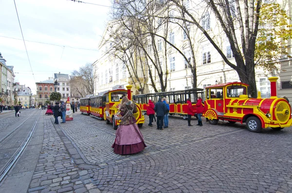Lviv, ukraine, 3. November 2012: Touristische Straßenbahn auf dem Rynok-Platz, am 3. November 2012, in lviv, Ukraine — Stockfoto