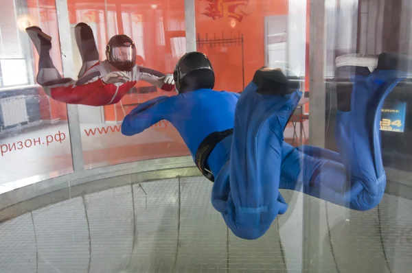 MOSCÚ, RUSIA, 11 DE ABRIL DE 2012: los paracaidistas tienen un entrenamiento en un túnel de viento vertical "FreeZone Moscow", el 11 de abril de 2012, Moscú, Rusia —  Fotos de Stock