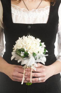 Gelin elinde çiçek buketi