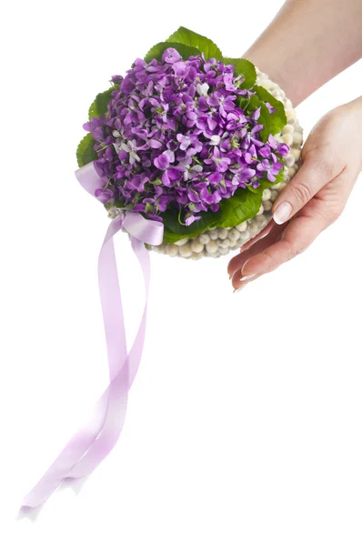 Свадебный фиолетовый букет в руках невесты — стоковое фото