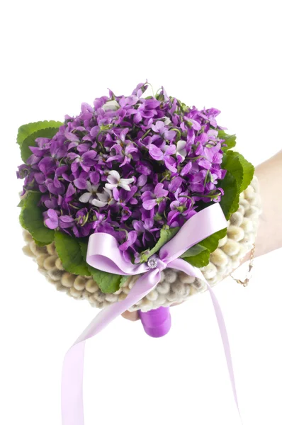 Bouquet de mariage violet dans les mains d'une mariée — Photo