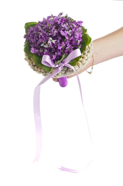 Buquê de violeta de casamento nas mãos de uma noiva — Fotografia de Stock