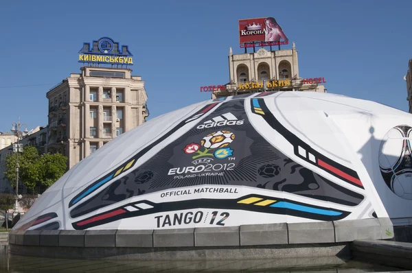 KIEV, UKRAINE, 2 MAI 2012 : ballon publicitaire dédié au championnat EURO 2012, le 2 mai 2012, Kiev, Ukraine — Photo