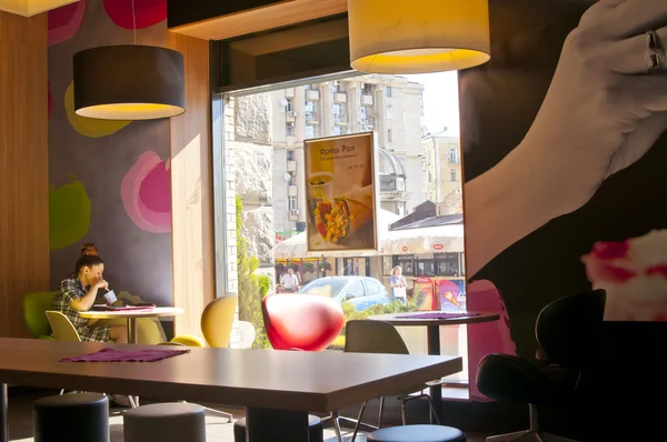 KIEV, UKRAINE, MAY 2: girl sitting in fast food Macdonalds, on MAY 2, 2012, Kiev, Ukraine — Stock Photo, Image