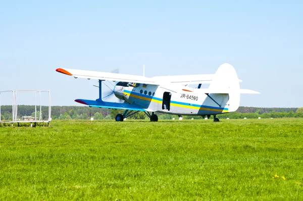 Borodianka, Oekraïne-2 mei 2012: vliegtuigen antonov-2 vliegen voor parahute springen, op 5 mei 2012, borodianka, Oekraïne — Stockfoto