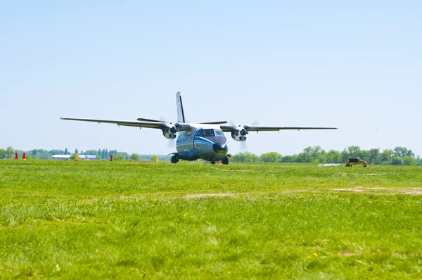 Letouny l-410 na letišti — Stock fotografie