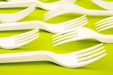 yeşil zemin üzerine plastik çatal