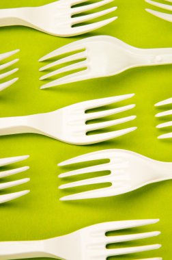 yeşil zemin üzerine plastik çatal