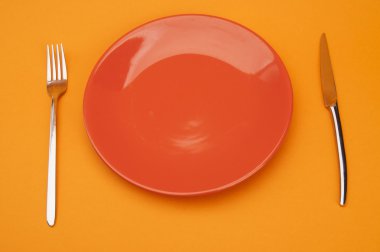 boş kırmızı tabak çatal ve bıçak