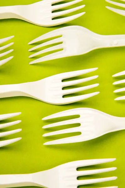 Forchette di plastica su sfondo verde — Foto stock gratuita