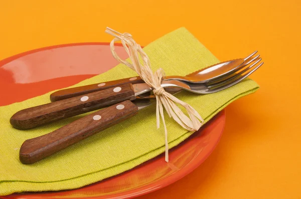 Пустые красные тарелки с вилкой и ножом — стоковое фото
