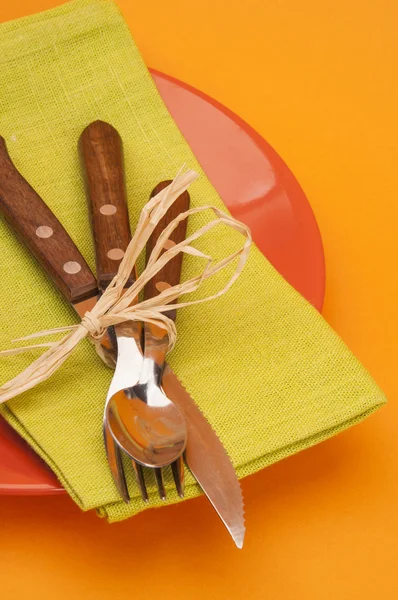 Empty red plates with fork and knife — Free Stock Photo