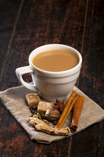 Masala çay baharatlar ile