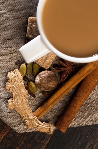 Masala Tee mit Gewürzen — Stockfoto