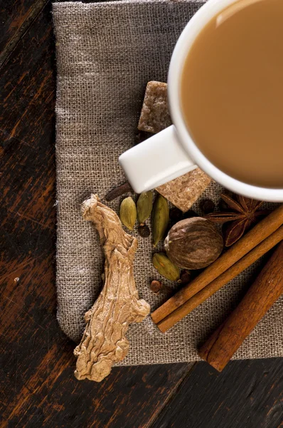 Masala Tee mit Gewürzen — Stockfoto