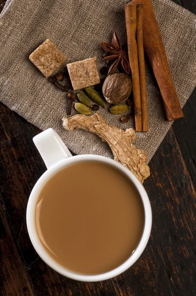 Herbata masala z przyprawami — Zdjęcie stockowe