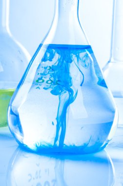 mavi zemin üzerine cam laboratuvar donatımı