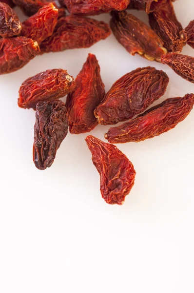 Bacche di goji essiccate isolate su sfondo bianco — Foto Stock