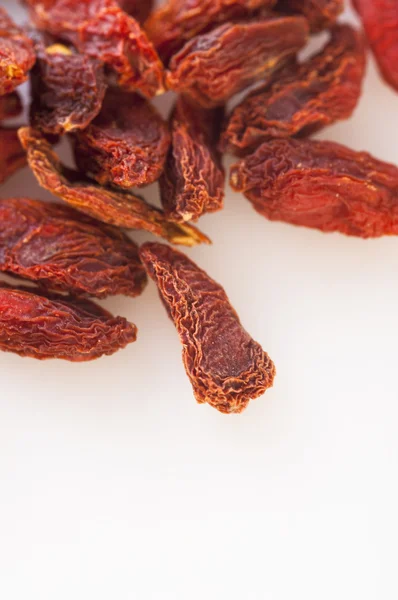 Bayas de goji secas aisladas sobre fondo blanco —  Fotos de Stock