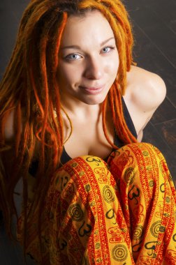 Kırmızı dreadlocks ile güzel kız