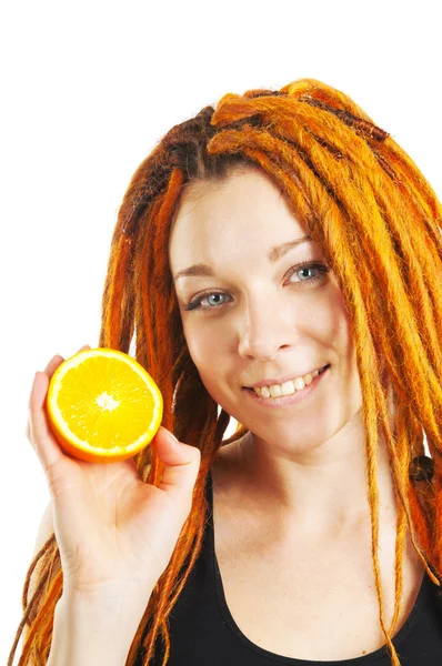 オレンジを保持している赤色のドレッドヘアを持つ美しい女の子 — ストック写真