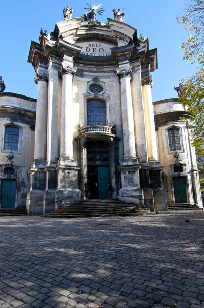 Fasad av Dominikanska kyrkan i den gamla delen av lviv — Stockfoto