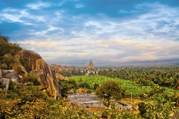 Hindoe tempel van de virupaksha in hampi, india. — Gratis stockfoto